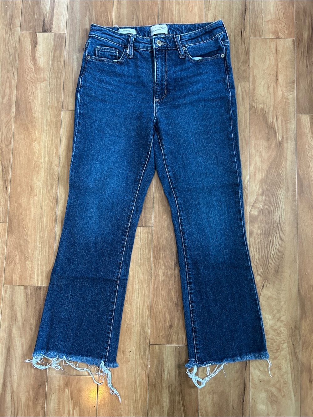 Universal thread ankle bootcut raw hem jeans - size 4/27